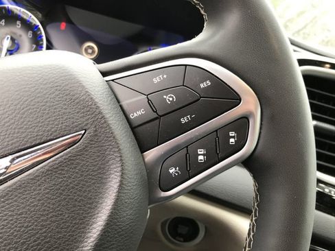 Used 2024 Chrysler Pacifica Touring-L image 9