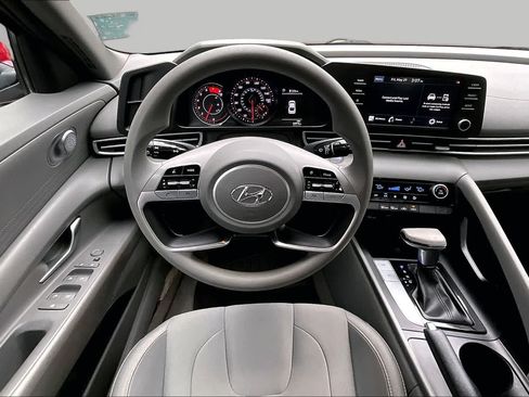 Used 2022 Hyundai Elantra SEL FWD image 11