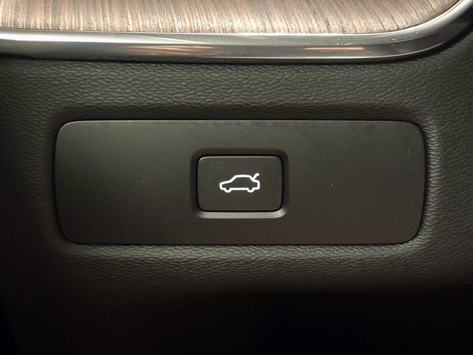 Used 2024 Volvo XC60 B5 Ultimate w/ Protection Package Premier AWD/4WD image 29