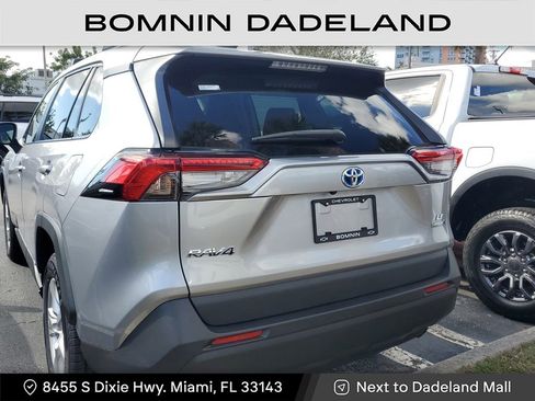 Used 2021 Toyota RAV4 LE image 5