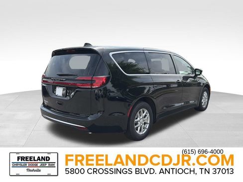 New 2027 Chrysler Pacifica Select FWD image 3
