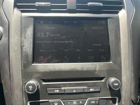 Used 2017 Ford Fusion SE w/ Fusion SE Technology Package FWD image 22