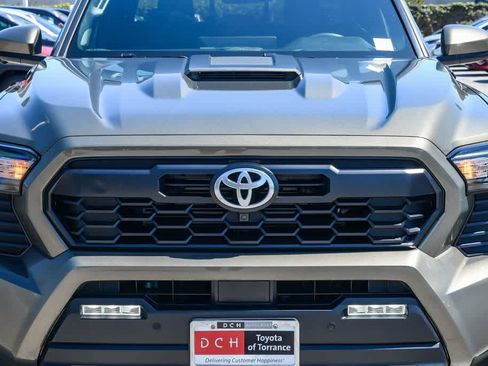 Used 2025 Toyota Tacoma TRD Sport w/ TRD Sport Premium Package image 4