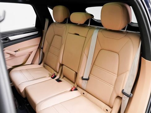 Used 2023 Porsche Cayenne Platinum Edition image 28