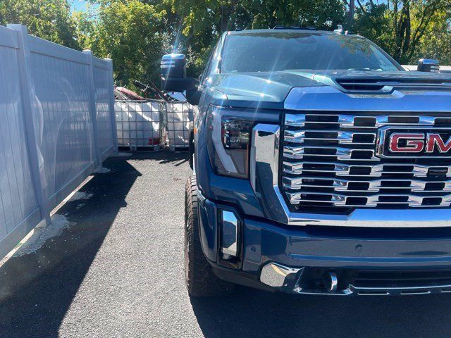 Used 2024 GMC Sierra 2500 Denali w/ Denali Reserve Package AWD/4WD image 2