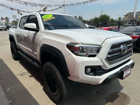 Used 2017 Toyota Tacoma TRD Off-Road image 5