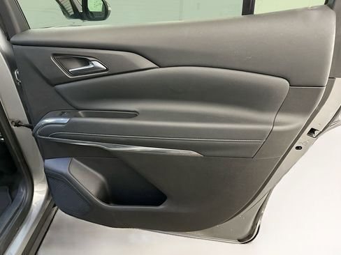 Used 2025 Chevrolet Traverse LT image 33