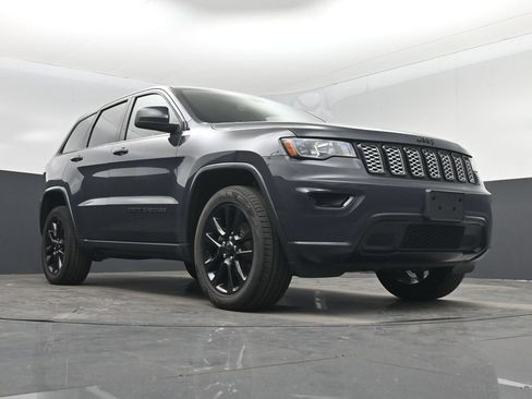 Used 2018 Jeep Grand Cherokee Altitude AWD/4WD image 32