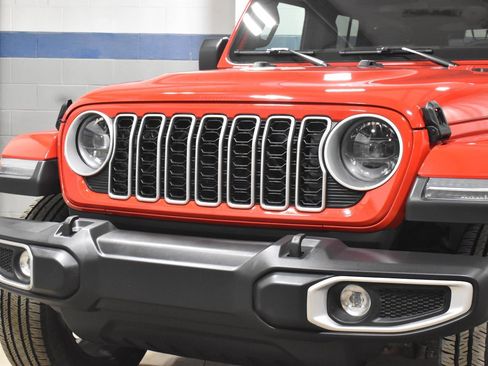 Used 2025 Jeep Wrangler Sahara image 31