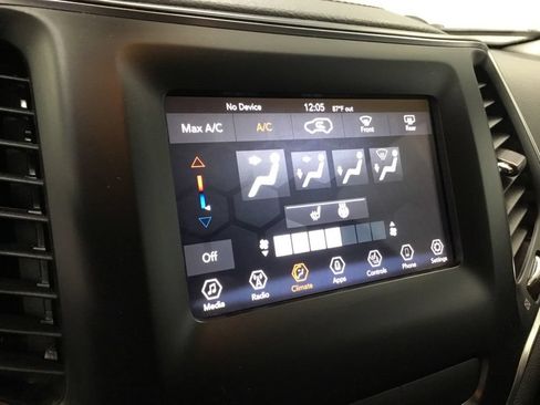 Used 2019 Jeep Cherokee Latitude Plus AWD/4WD image 23