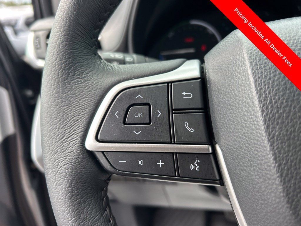 Used 2026 Toyota Sienna XLE FWD image 8