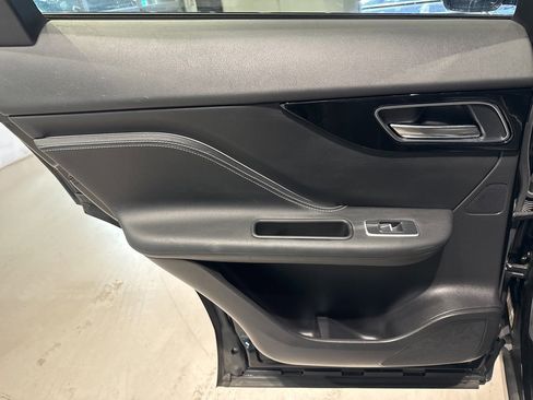Used 2019 Jaguar F-PACE R-Sport image 35