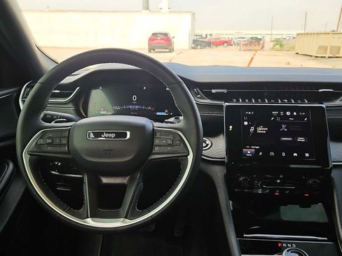 Used 2025 Jeep Grand Cherokee L Altitude AWD/4WD image 14