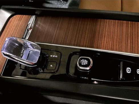 Certified 2024 Volvo XC60 T8 Ultimate w/ Climate Package image 32