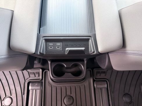 Used 2025 Toyota Sienna XLE image 26