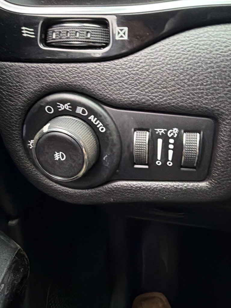 Used 2019 Jeep Cherokee Latitude w/ Cold Weather Group AWD/4WD image 13