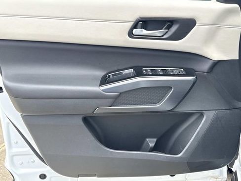 Used 2025 Nissan Pathfinder SL AWD/4WD image 26