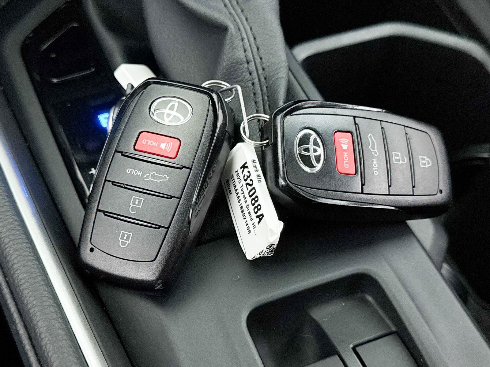 Used 2025 Toyota Grand Highlander FWD image 39
