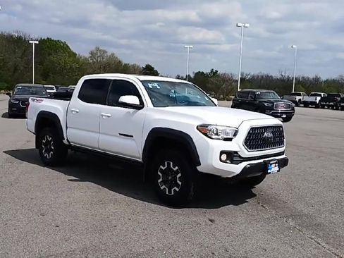 Used 2019 Toyota Tacoma TRD Off-Road image 2