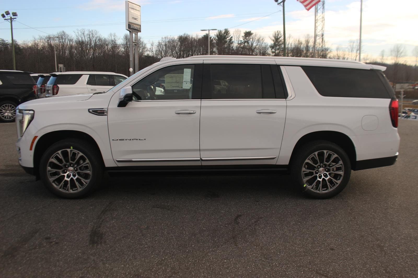 New 2026 GMC Yukon XL Denali w/ Sun & Power Step Package AWD/4WD image 4