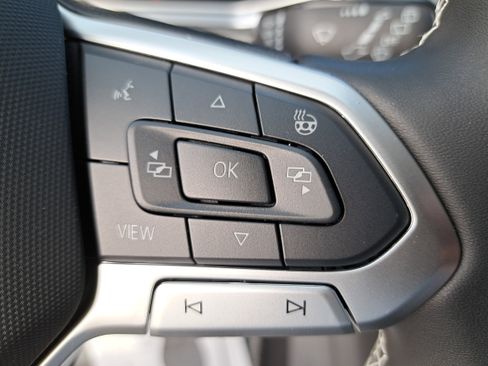 New 2026 Volkswagen Taos SE image 17