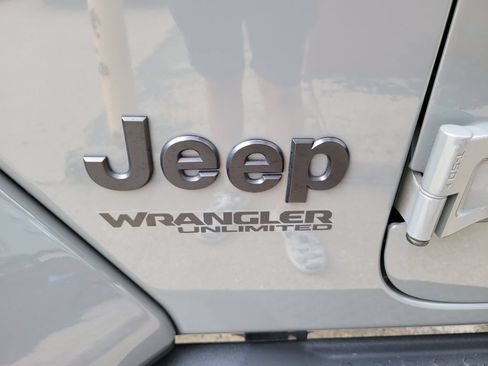 Used 2021 Jeep Wrangler Unlimited Sahara AWD/4WD image 16
