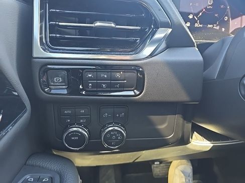 Used 2025 GMC Yukon Denali w/ Sun & Power Step Package image 23