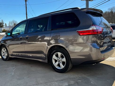 Used 2018 Toyota Sienna LE image 5