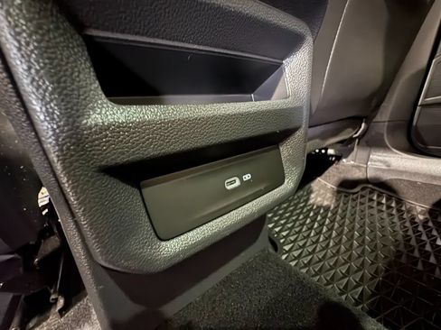 Used 2024 Volkswagen Taos SE w/ Panoramic Sunroof Package FWD image 37