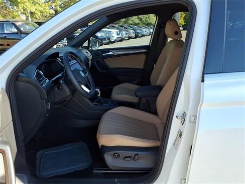 Used 2023 Volkswagen Tiguan SE image 4
