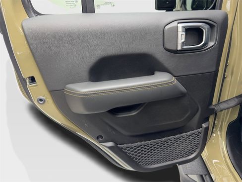 Used 2025 Jeep Gladiator Sport w/ Premium Package image 39