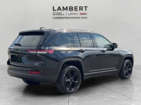 Used 2023 Jeep Grand Cherokee Altitude AWD/4WD image 5