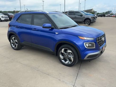 Used 2025 Hyundai Venue Limited FWD image 3