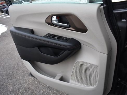 Used 2017 Chrysler Pacifica Touring-L w/ Tire & Wheel Group image 33