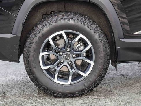 Used 2025 Chevrolet Equinox ACTIV w/ Safety and Technology Package FWD image 12