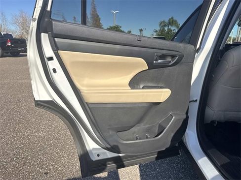 Used 2024 Toyota Highlander XLE image 12