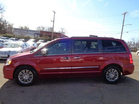 Used 2016 Chrysler Town & Country Touring-L image 35