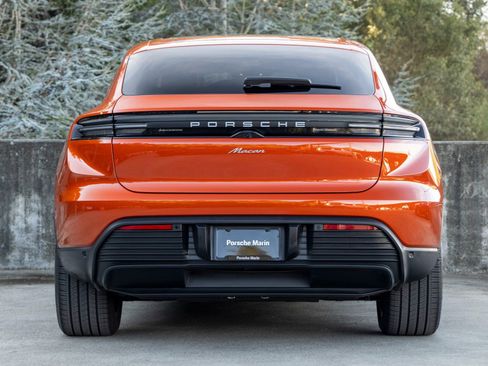 Certified 2025 Porsche Macan Electric image 10