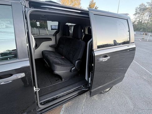 Used 2019 Dodge Grand Caravan SE FWD image 26