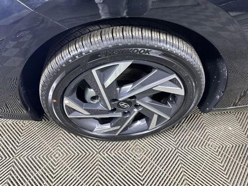 Certified 2025 Hyundai Elantra SEL image 10