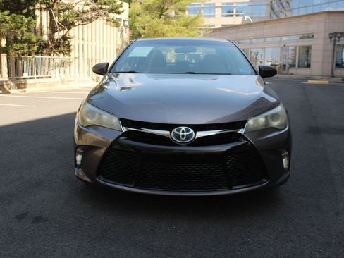 Used 2015 Toyota Camry SE w/ Moonroof Package image 3