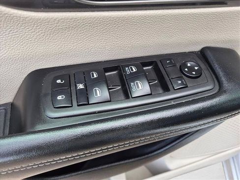 Used 2023 Chrysler Pacifica Touring-L FWD image 12
