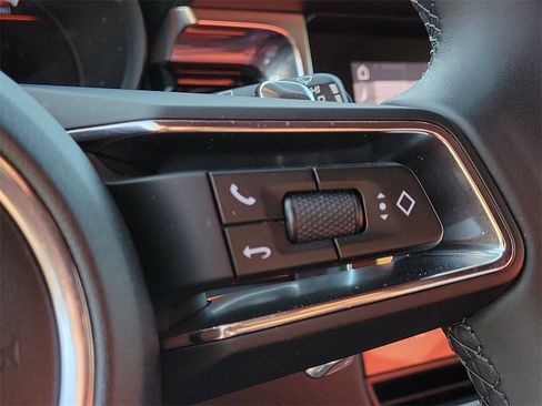 Certified 2025 Porsche Macan image 37