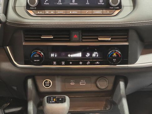 Used 2023 Nissan Rogue SV image 18