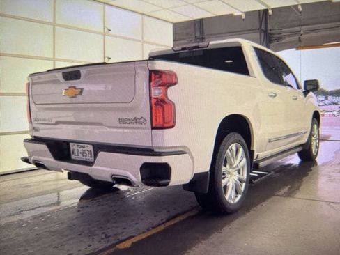 Used 2025 Chevrolet Silverado 1500 High Country AWD/4WD image 4