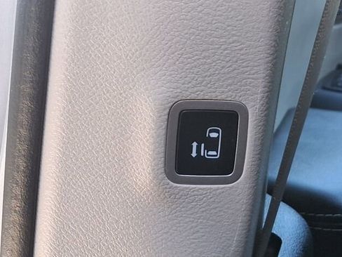 Used 2023 Chrysler Voyager LX image 25