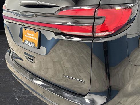 Certified 2025 Chrysler Pacifica Limited image 36