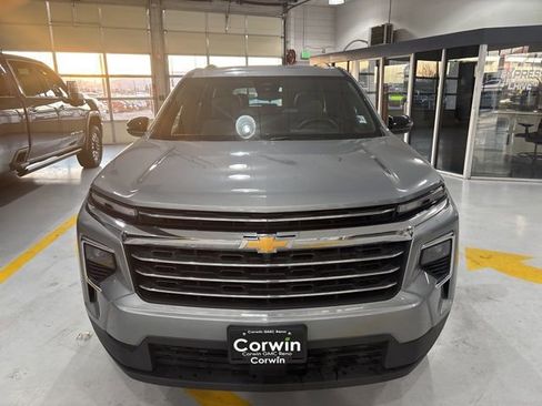 Used 2025 Chevrolet Traverse LT image 3