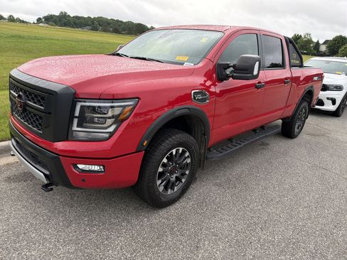 Used 2023 Nissan Titan PRO-4X w/ Pro-4x Convenience Package AWD/4WD image 5