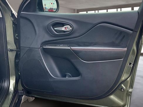 Used 2019 Jeep Cherokee Trailhawk image 25